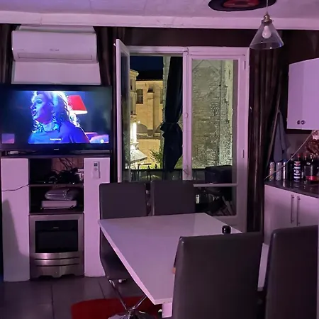 Apartment Housse